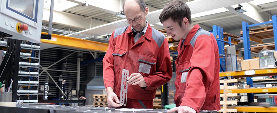 Zwei Handwerker arbeiten in der Werkstatt